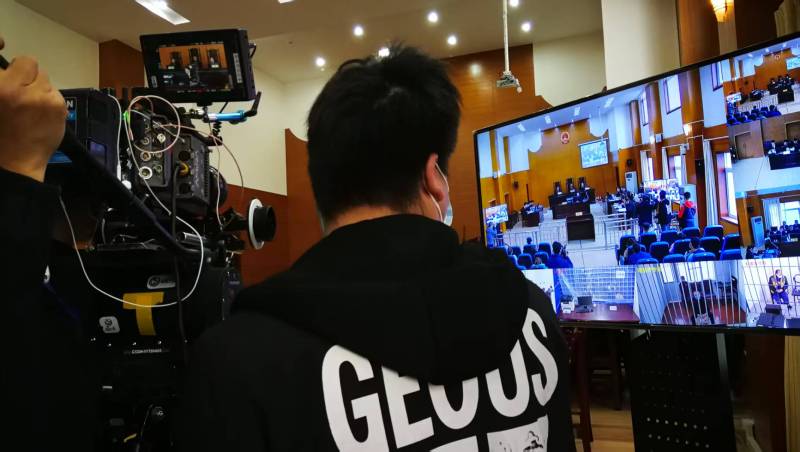 AI生成VS人工创意——澜沧广告片拍摄公司的技术浪漫主义实践